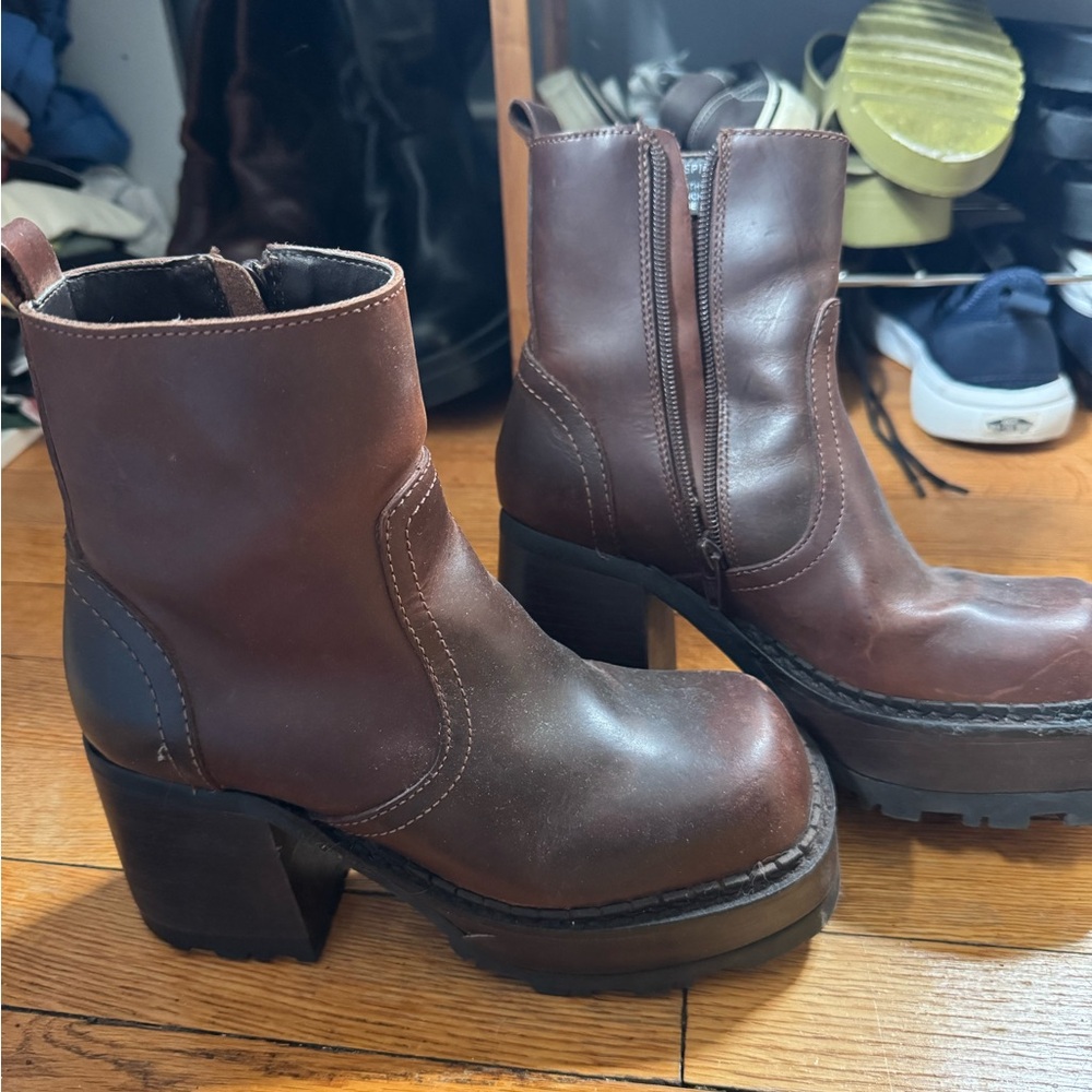 VINTAGE Steve Madden “Spin Boot”